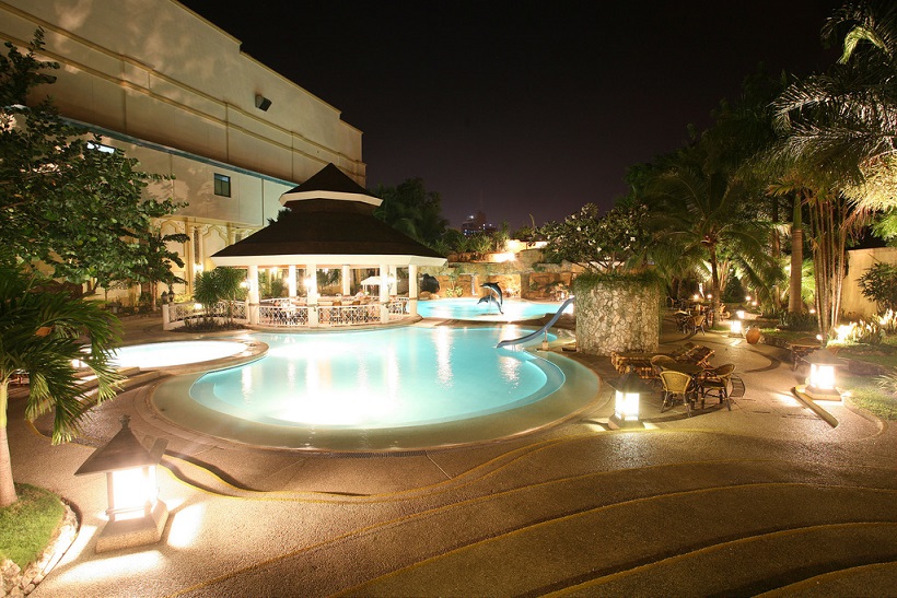 water-fron-hotel-pool